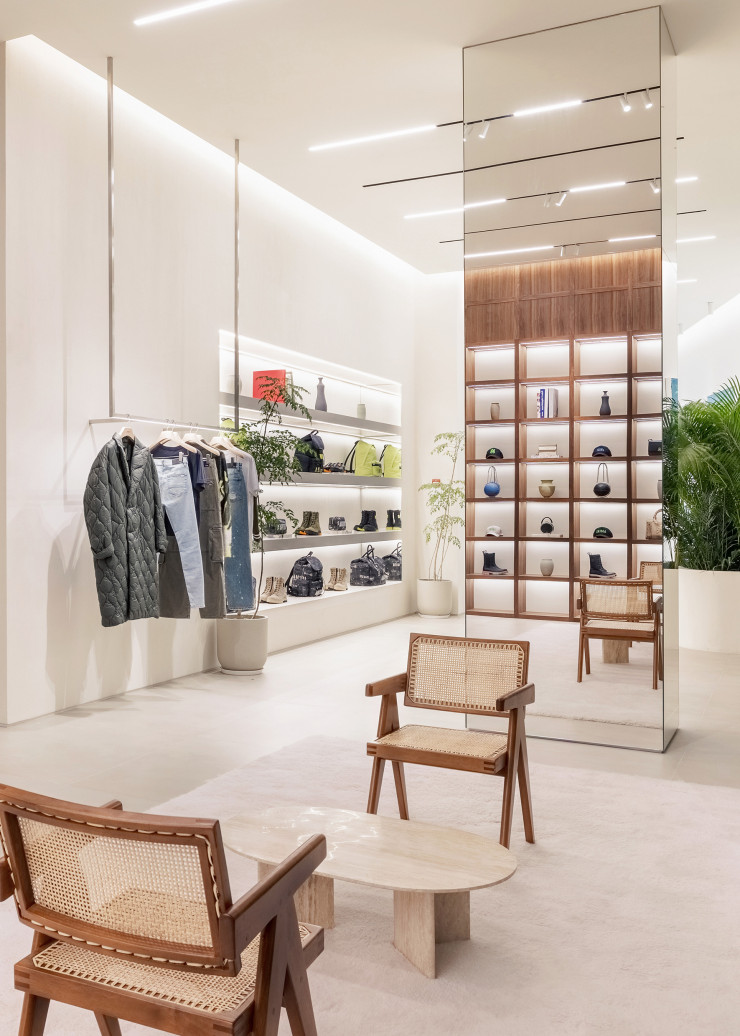 La boutique Amiri, à Shanghai, revue par Nocod, sait ménager, dans un espace de 600 m2, des parenthèses intimes permettant au client de s’imprégner des codes cool de la marque.
