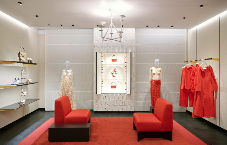 Au 35, avenue Montaigne, à Paris (VIIIe), où la griffe italienne vient d’ouvrir son nouveau showroom sur pas moins de 1 200 m2, une « Red room » spécialement dévolue à la femme met à l’honneur, dans un cabinet, la couleur signature de la marque.