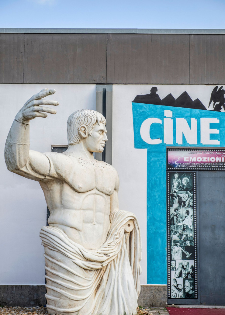 À Cinecittà World, le parc d’attractions consacré au cinéma et à la télévision, les anciens décors servent de cadre à la déambulation des visiteurs.