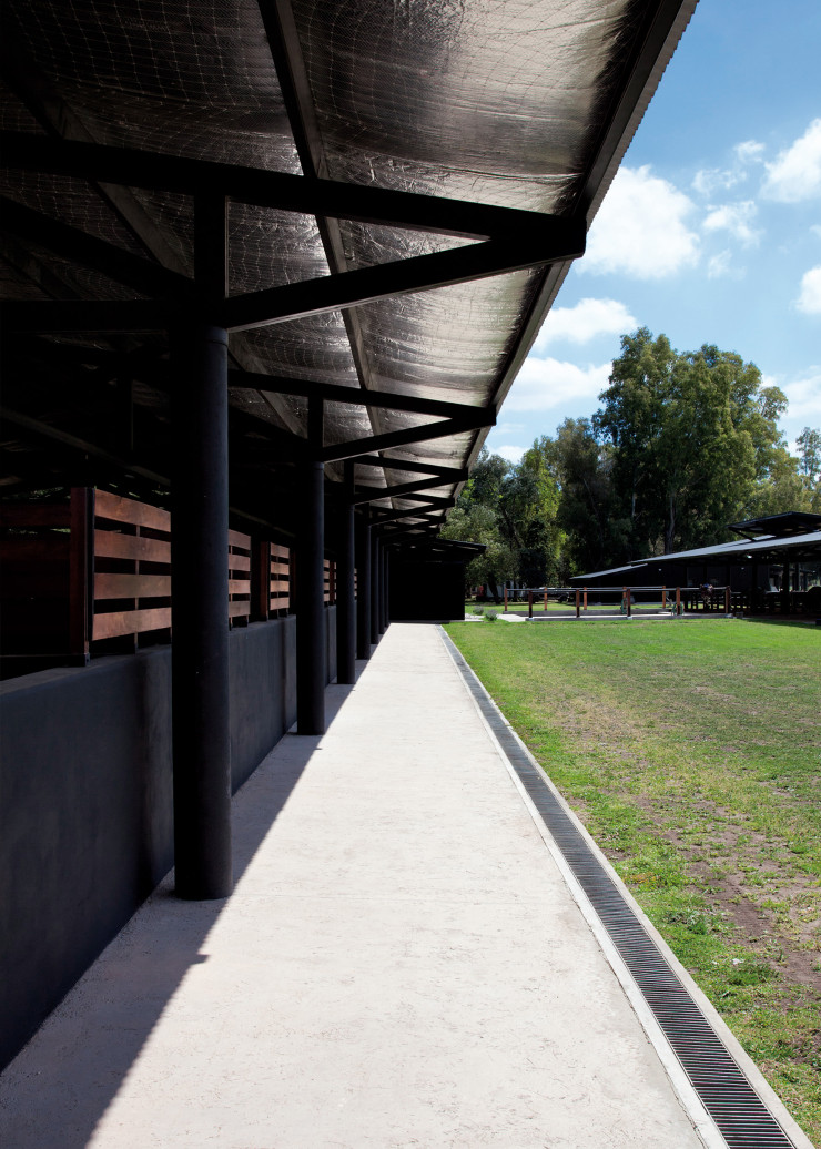 En 2012, pour Nuestra Tierra Polo, club équestre à Buenos Aires, l’architecte signe un univers radicalement inhabituel pour les cavaliers.