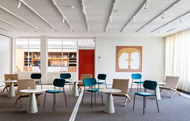 Les salles de travail adoptent différentes configurations et sont toujours meublées de chaises tapissées Norm Architects&Els Van Hoorebeeck (Audo Copenhagen) et de fauteuils MG501 Cuba, de Morten Goettler (Carl Hansen&Søn).
