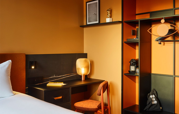 mplanté à proximité du marché aux puces, l’hôtel Tribe Saint-Ouen, en région parisienne, affiche un luxe sans prétention et abordable, avec ses chambres ultra-fonctionnelles pour un confort très urbain.