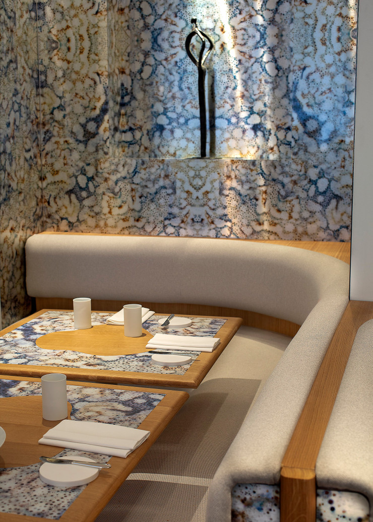 À côté d’œuvres d’artistes, de nombreuses pièces de mobilier chinées ou restaurées contribuent à l’atmosphère élégante et raffinée du restaurant.
