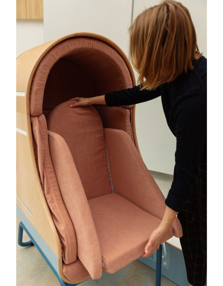 Le fauteuil Oto d’Alexia Audrain permet de serrer la personne qui s’y asseoit