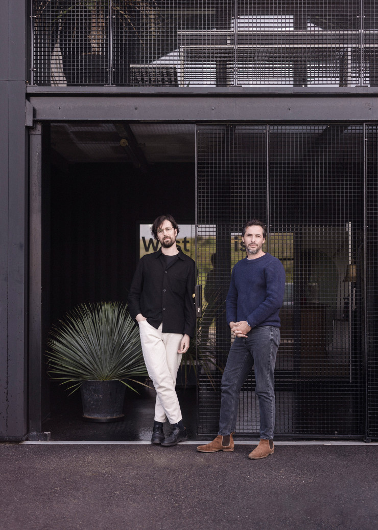 Arnaud Berthereau (à gauche) et Joran Briand devant l’antenne morbihannaise de leur studio d’architecture intérieure.
