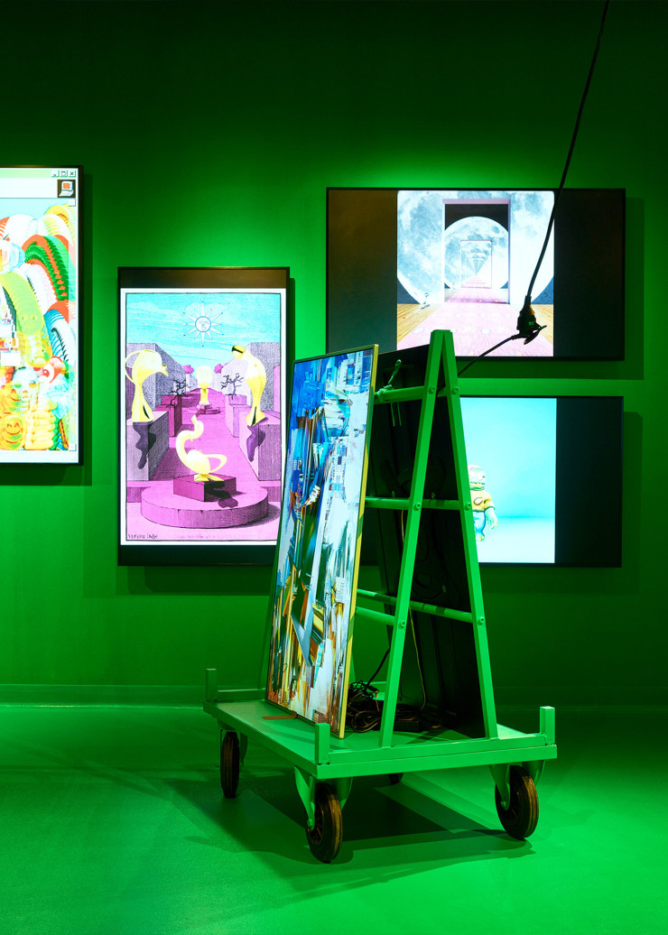 Au centre de la galerie d’exposition de la NFT Factory, à Paris, sol et murs ont été enduits de vert, la couleur chère aux artistes ­numériques accros d’incrustations.