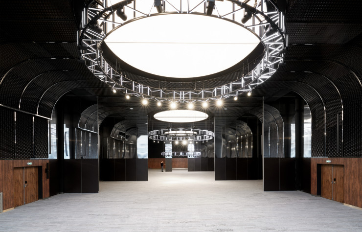 Pièce maîtresse du centre de conférences de l’hôtel Pullman Paris Montparnasse (2020), la Ballroom est un vaste espace modulable ponctué de lustres mobiles en treillis métallique.