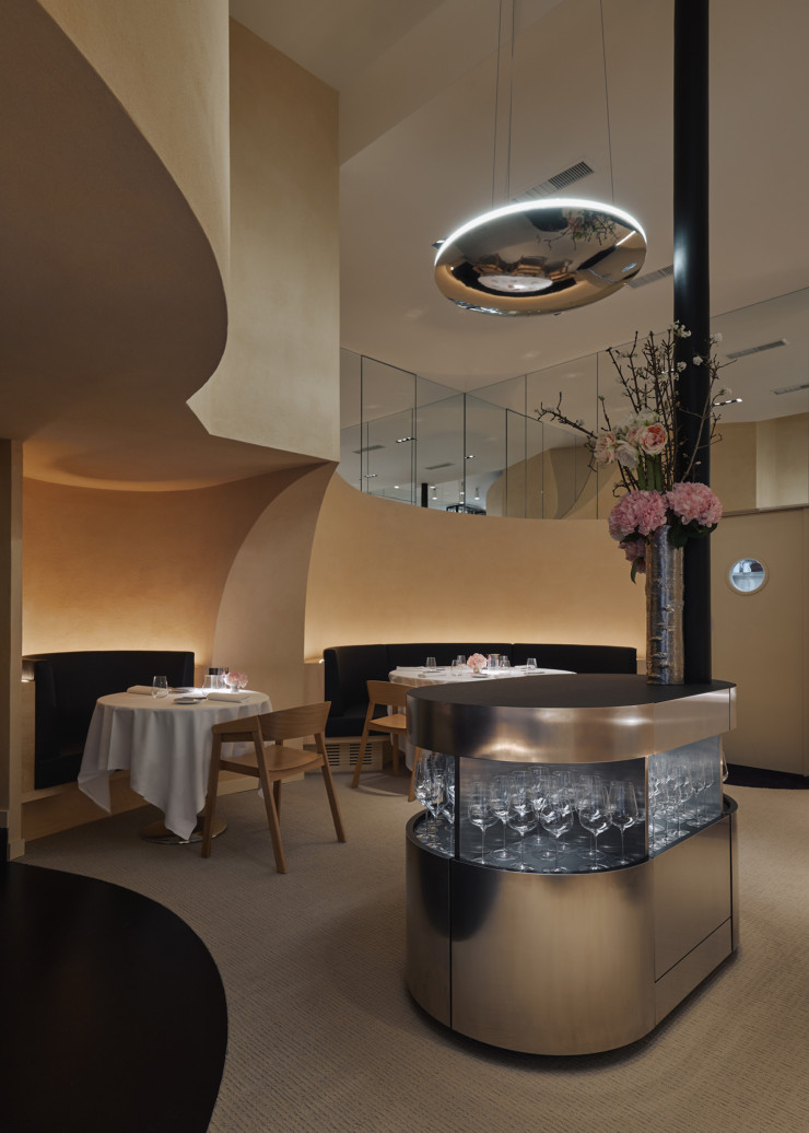 Tout proche du Trocadéro, le restaurant Ortensia (2022), du chef Terumitsu Saito, à Paris, mélange les influences françaises et japonaises.