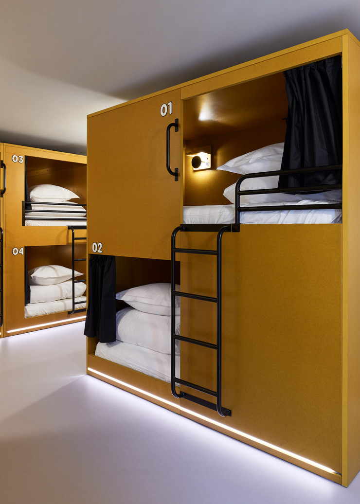 Dans les dortoirs de Pilo, à Lyon, les lits superposés, habillés de panneaux de médium, sont inspirés des hôtels capsules japonais.