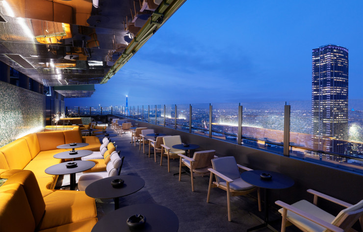 Perché à 115 mètres de hauteur, le Skybar de l’hôtel Pullman Paris Montparnasse dispose d’un espace extérieur d’où l’on peut voir la ville à l’envers !
