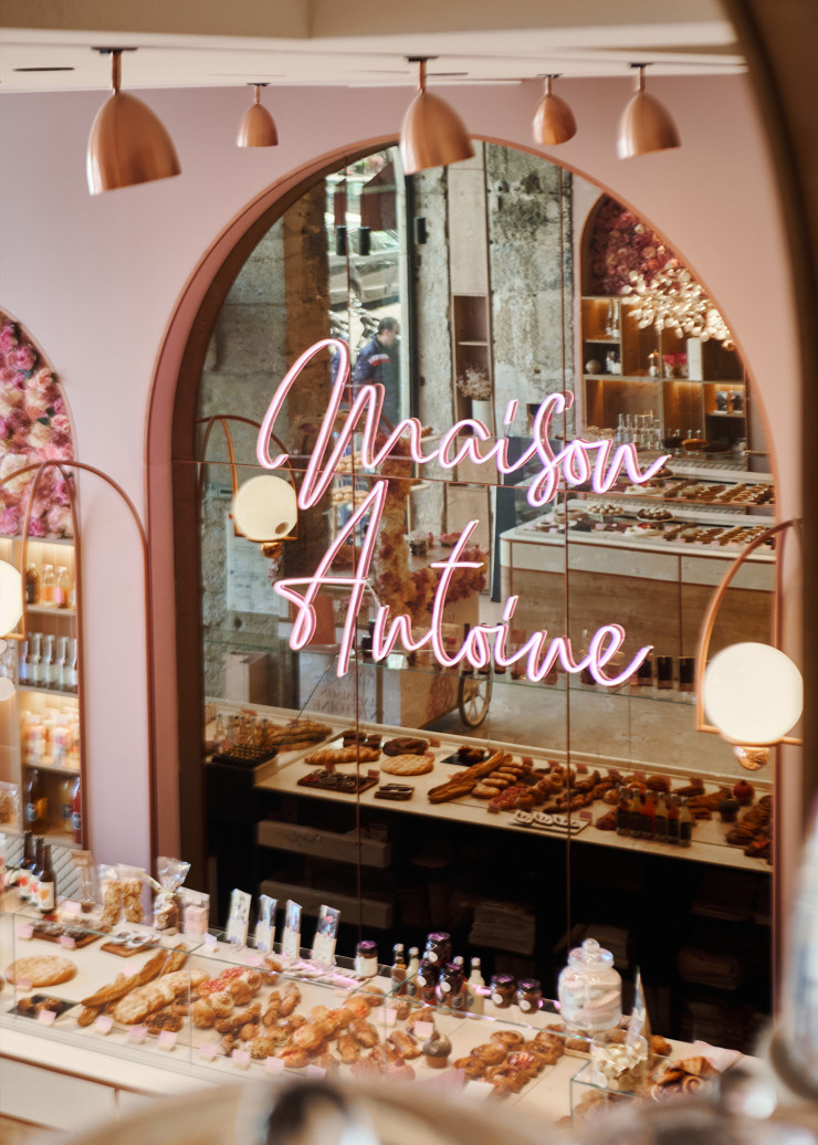 L’architecture intérieure des boulangeries-pâtisseries de Maison Antoine, à Lyon, a été entièrement crée par Émilie Rõz. La gourmandise des produits de l’enseigne y rivalise avec celle des tons appliqués aux murs, en accord parfait avec les motifs floraux qui ponctuent les deux boutiques.