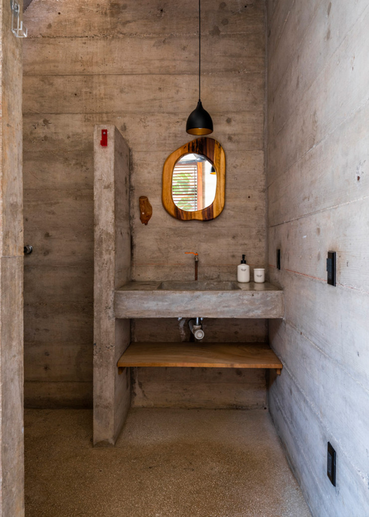 La salle d’eau illustre parfaitement la volonté de l’architecte de limiter l’apport de mobilier, dans la mesure où certains éléments (toujours en béton) ont été intégrés dès la conception.
