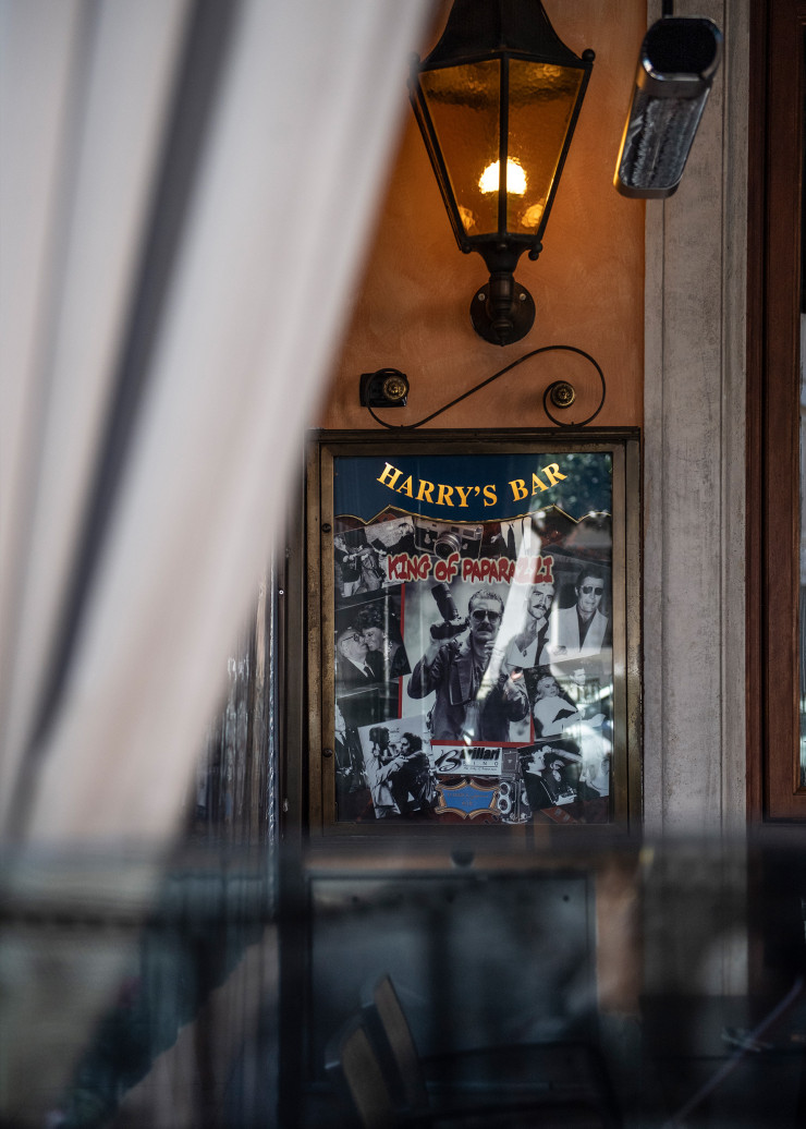 La photo de Rino Barillari, « le Roi des Paparazzi », est affichée dans la vitrine du légendaire Harry’s Bar. Le photographe a capté les turbulences de la Via Veneto à la grande époque de La Dolce Vita (1960), de Fellini – et encore bien après.