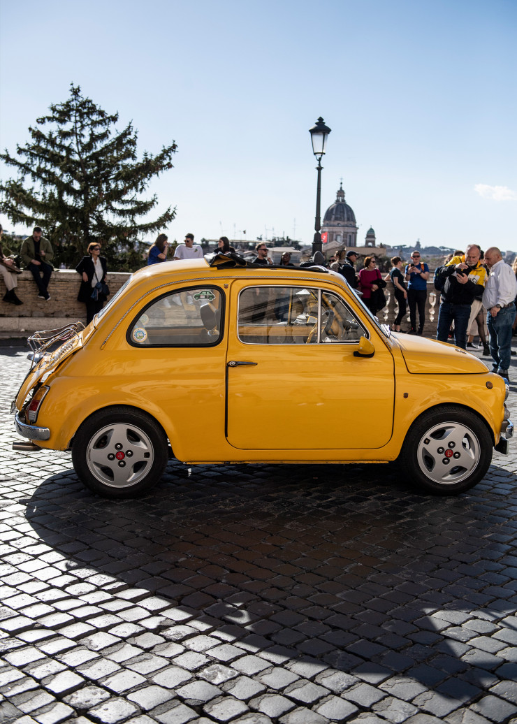La Fiat 500, dont l’ancêtre, la Topolino, fut lancée en 1936, est un emblème de l’Italie rieuse. Bien entendu, la Vespa reste l’autre symbole de la liberté, mis à l’honneur dans Vacances romaines (1953), avec Audrey Hepburn et Gregory Peck, ou Journal intime (1993), de et avec Nanni Morretti.