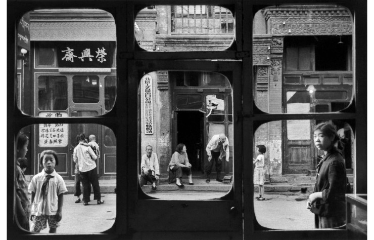 Prise à Pékin en 1985 à travers les fenêtres d’un antiquaire de la rue Liulichang, cette photographie évoque les conditions de vie d’alors. Obligés de vendre leurs biens précieux pour se nourrir, les populations chinoises se tournent vers les vendeurs pour survivre.