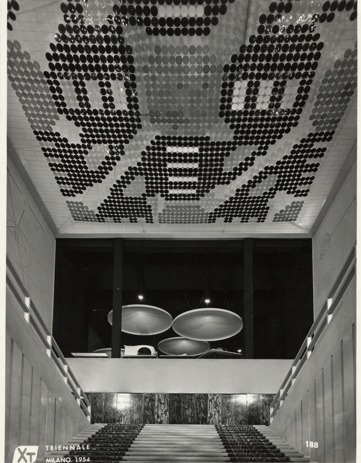 Vue de l’escalier principal lors de la Xe Triennale,en 1954.