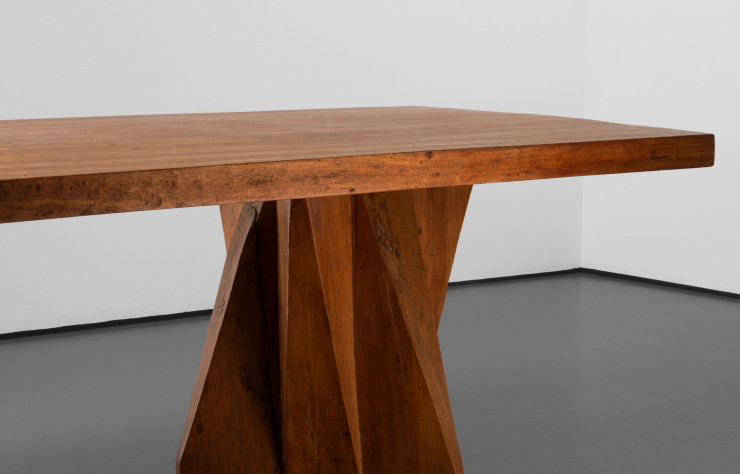La table à manger Pequi Wood du designer brésilien José Zanine Caldas.