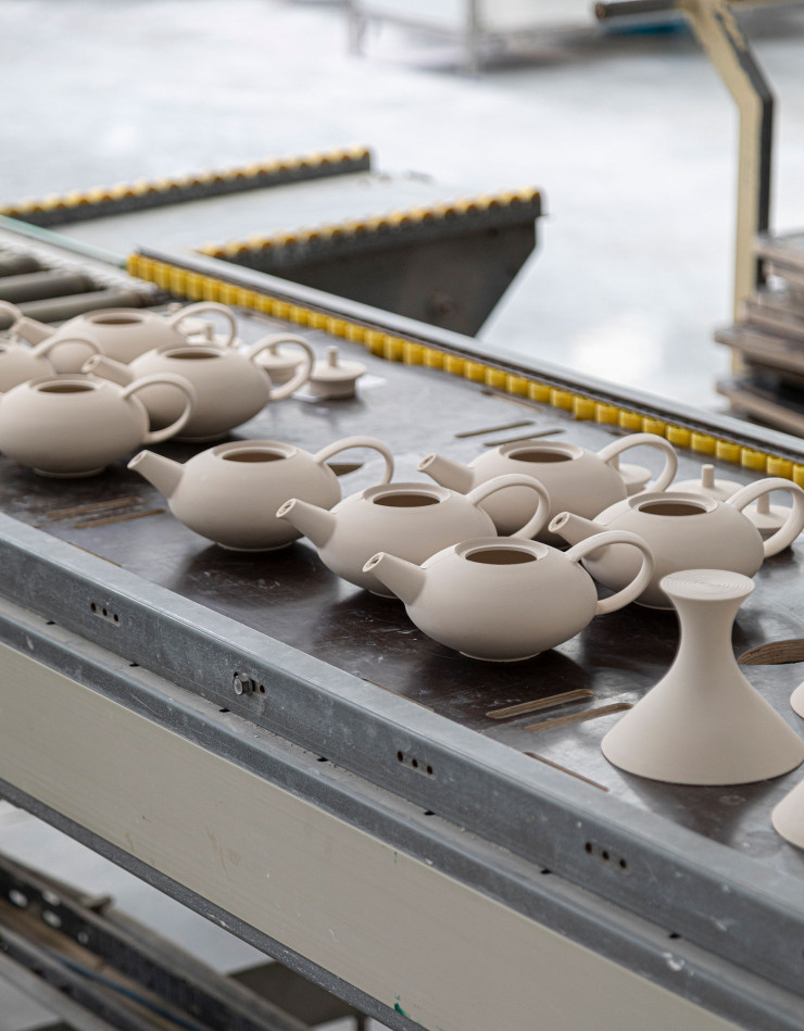 Les objets creux et de forme complexe tels que les théières sont réalisés à base de porcelaine liquide, coulée dans un moule en plâtre.