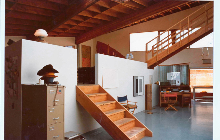 L’atelier, l’accès à la mezzanine et une passerelle dans la maison de Ron Davis