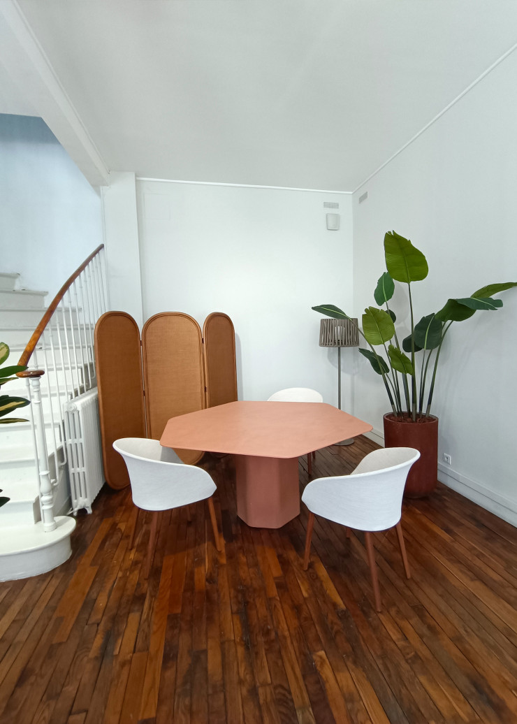 Table Talo, du studio Altherr Désile Park, fauteuils Blum, de Manel Molina, paravent Frames, de Jaime Hayón, lampadaire Oh Lamp, du Studio Expormim (Expormim).