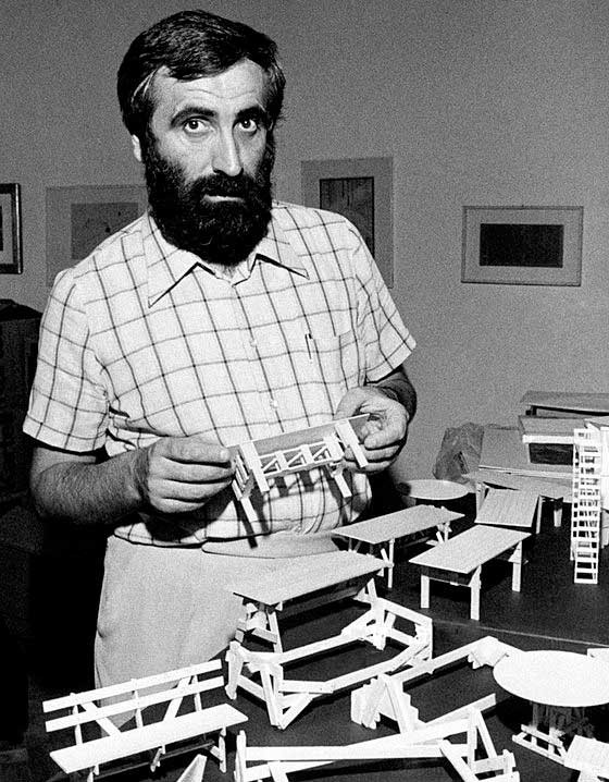 L’architecte et designer italien Enzo Mari, dans son studio avec des maquettes de ses derniers projets, à Milan, en 1974.
