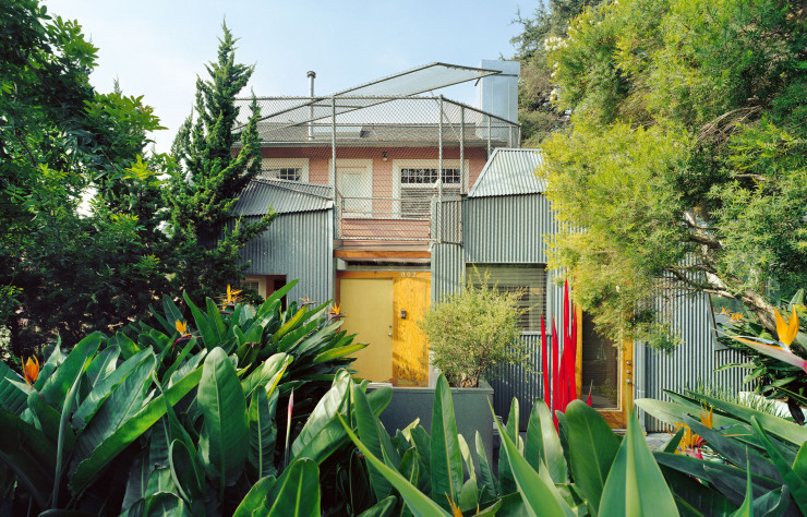 Située à Santa Monica, la résidence Gehry est encore aujourd’hui le lieu où vit la famille Gehry. Vue frontale depuis 22nd Street, derrière le mur extérieur, le bungalow originel.
