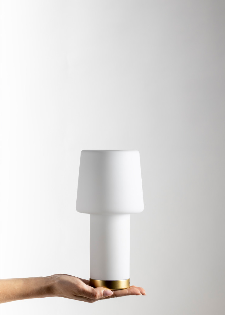 Le studio Claesson Koivisto Rune propose la lampe Cameo.