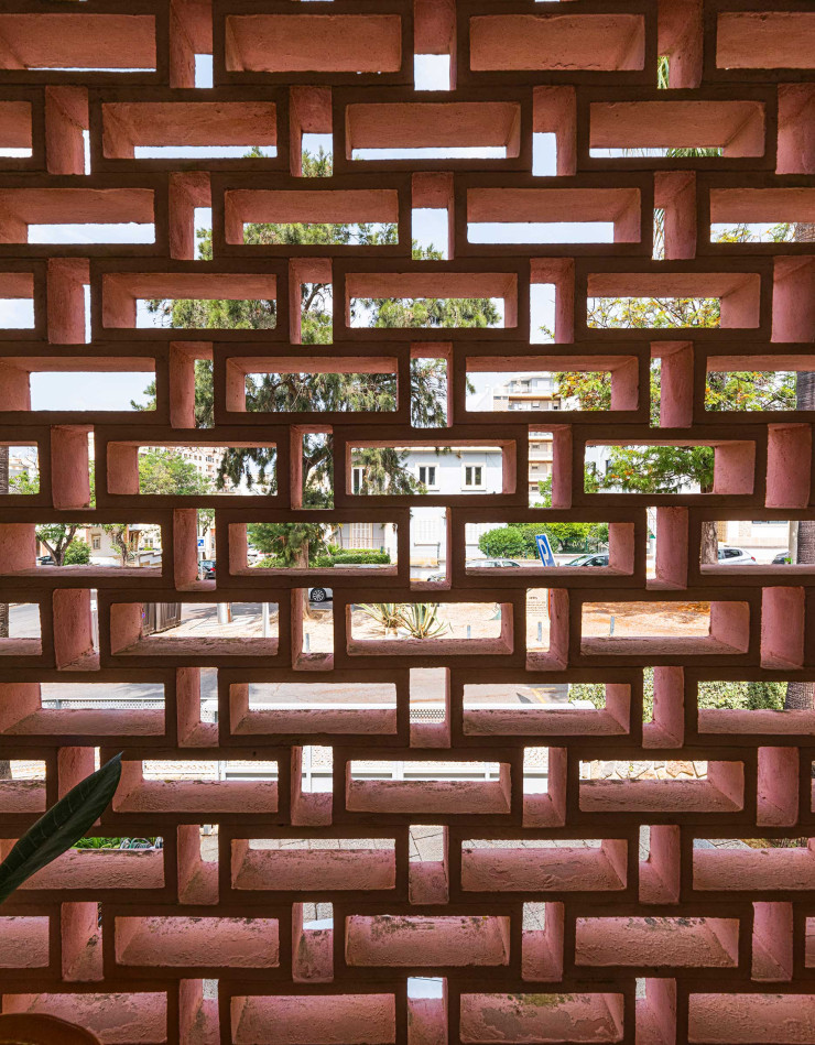 Frontière entre l’intérieur et l’extérieur, un mur de cobogó, ou claustra en béton, emprunté au modernisme brésilien.