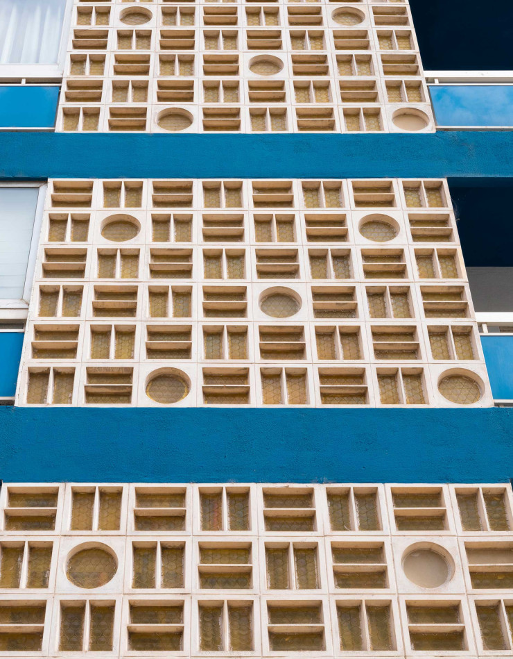 Les brise-vues géométriques courent sur toute la hauteur de ce bâtiment d’inspiration sud-américaine, au n° 46 de la longue Avenida 5 de Outubro.