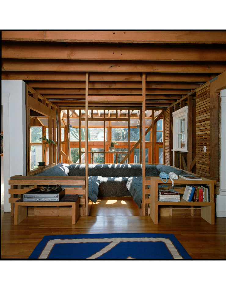 Le séjour et l’ossature du bungalow originel dans la maison de Frank Gehry