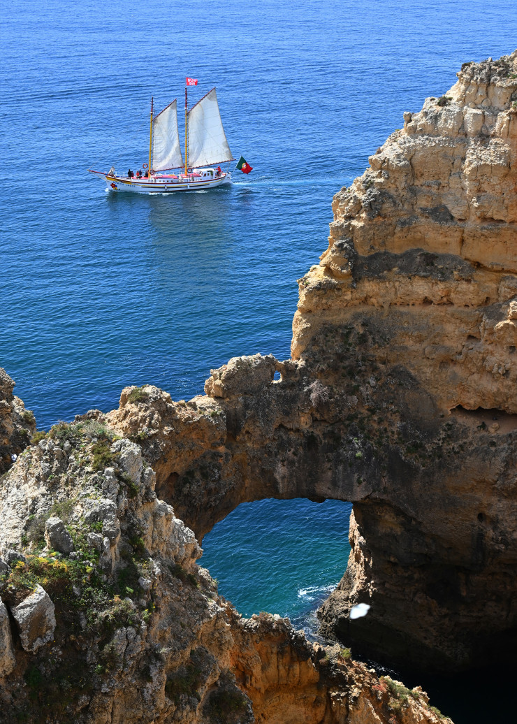 Bateau au large des falaises spectaculaires de Ponta da Piedade, l’une des plus belles attractions naturelles de l’Algarve.