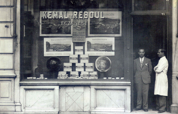 Sur cette photographie d’archive, Jean César Reboul et son associé Kemal M derrisoğlu prennent la pose sur le pas de la porte de la première officine, début d’une grande aventure…