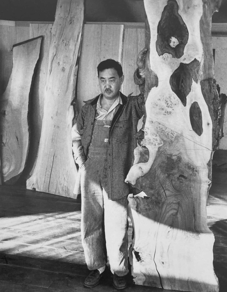 Portrait de George Nakashima, avec une planche en bois dans son Conoid Studio, New Hope, Pennsylvania vers 1960
