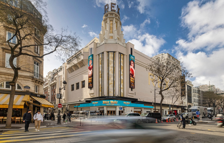 La façade rénovée de l’iconique salle de cinéma parisienne a retrouvé ses couleurs d’origine.