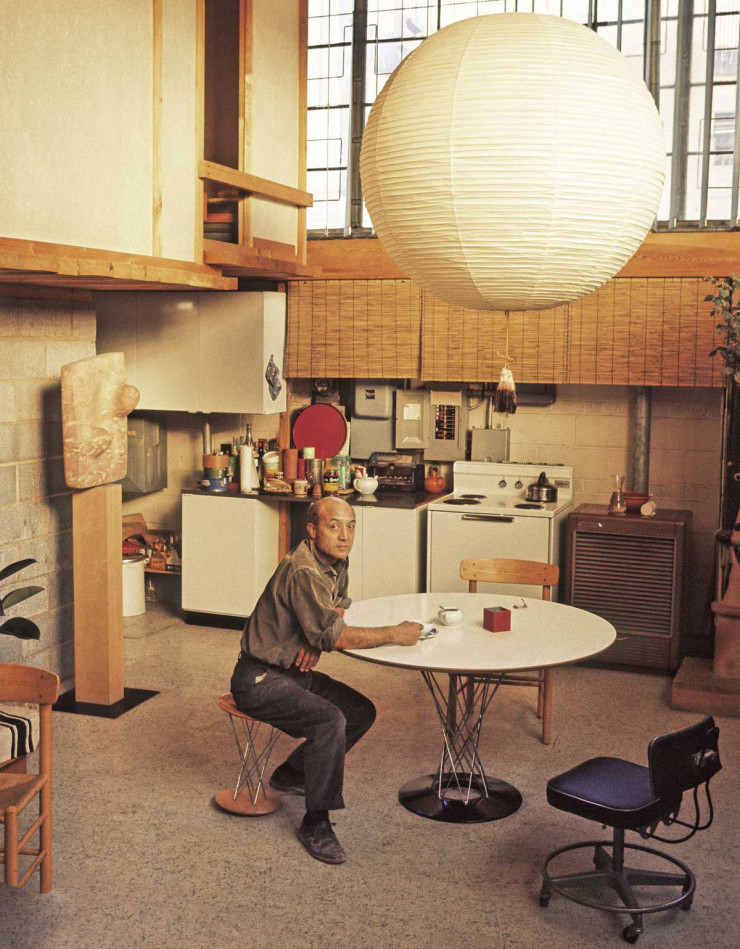 Isamu Noguchi dans son studio de Long Island City, Queens, 1964. The Noguchi Museum Archives, 07281.