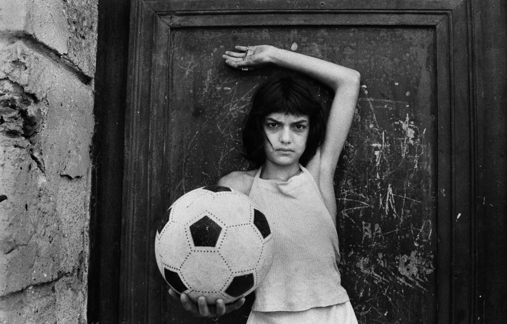 Parmi les sujets de prédilection de Letizia Battaglia, l’enfance. Ici, le regard noir et sérieux de cette petite fille contraste avec la présence du ballon, symbolisant le jeu.