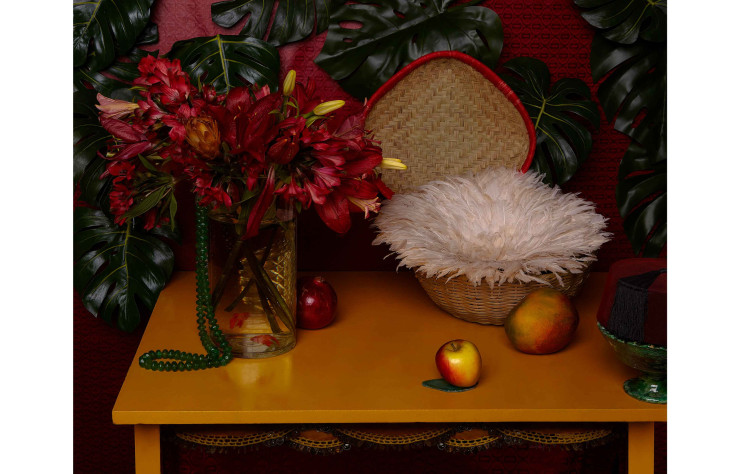 Dans Ananas & joujou (2020), Maya Inès Touam propose une réécriture de l’oeuvre d’Henri Matisse, Ananas & Anémones (1940) pour y inscrire des éléments des cultures orientales et occidentales à laquelle elle est confrontée.