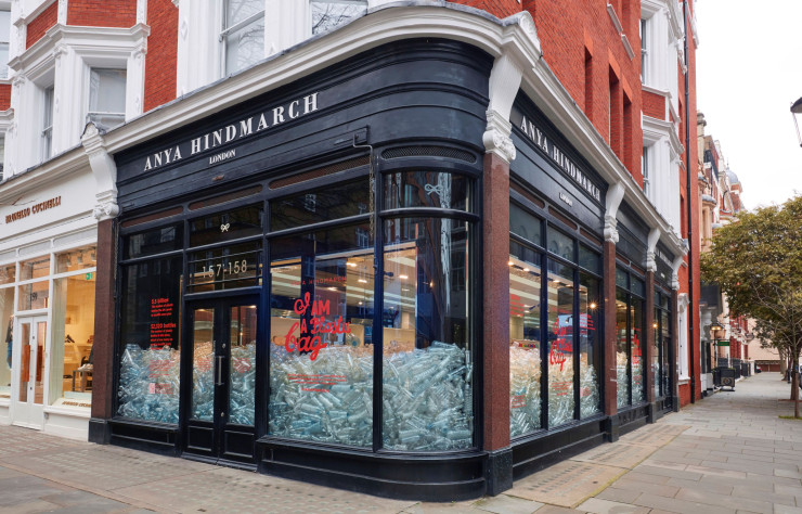 Le projet « I Am a Plastic Bag » où des centaines de bouteilles plastique envahissent les boutiques Anya Hindmarch pour alerter sur les déchets pendant la Fashion Week de Londres.