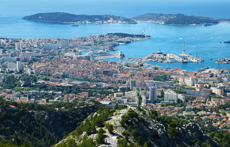 Vue de Toulon et de sa rade depuis le mont Faron, qui culmine à 580 mètres. La ville compte 516 hectares d’espaces verts communaux, dont 140 en zone urbaine.