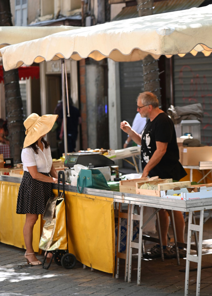 Chaque jour, le marché du cours Lafayette est le lieu de rencontre des Toulonnais.