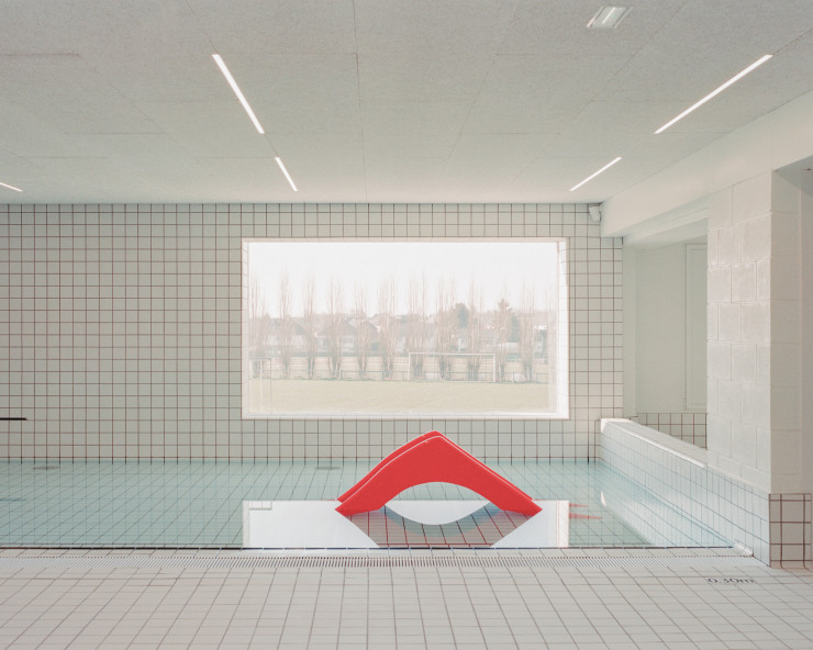 L’espace qui relie l’ancienne piscine réhabilitée et le nouveau bassin, projet réalisé par le cabinet RAUM à Saint-Méen-le-Grand. © Charles Bouchaib