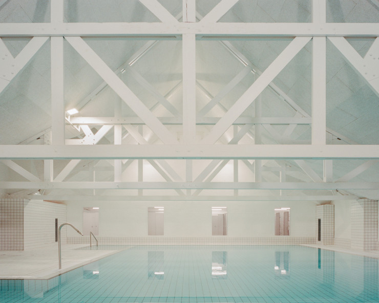 La piscine municipale de Saint-Méen-le-Grand réhabilitée par le cabinet d’architecture RAUM. © Charles Bouchaib