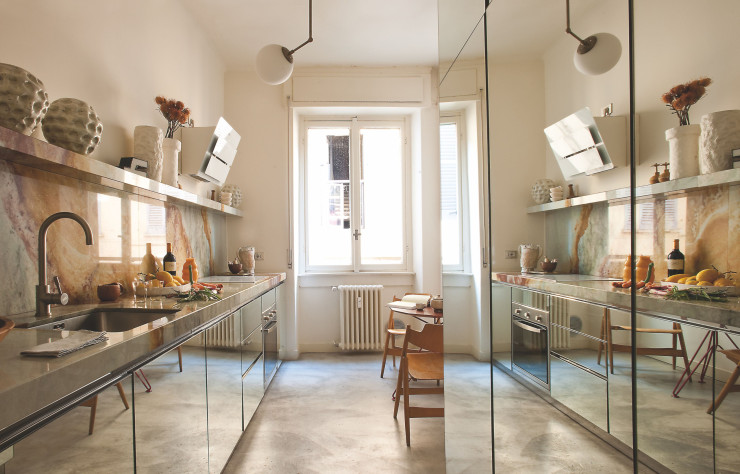 La cuisine gagne en profondeur avec les façades en miroir qui habillent les meubles.