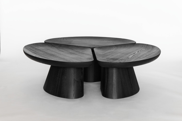 La table basse Ki de Victoria Magniant en frêne brûlé, créée en collaboration avec l’ébéniste Thomas Lebecel.
