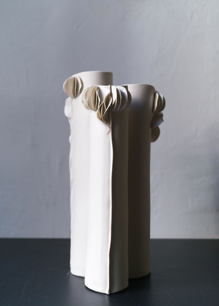 Le vase Auris en porcelaine de Limoges, du studio turinois Biancodichina fondé par la céramiste Alice Reina, sera aussi de la sélection.