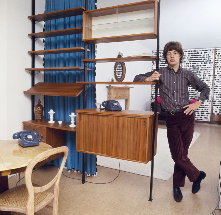 Le chanteur Mick Jagger dans sa demeure de Londres en 1965, adossé à l’étagère Pira d’Olle Pira ©Bent Rej