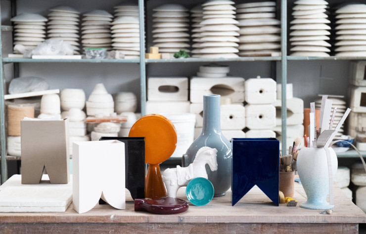 La collection de vases en céramique « Onda» en partenariat avec Bitossi. Une nouvelle expérience pour le couple de designers belges qui n’avait pas encore abordé ce matériau ni les techniques qu’il réclame.