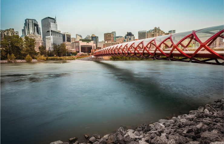 Le Peace Bridge, une élégante œuvre architecturale enjambant la rivière Bow, symbolisant l’union et la connexion au cœur de la ville.