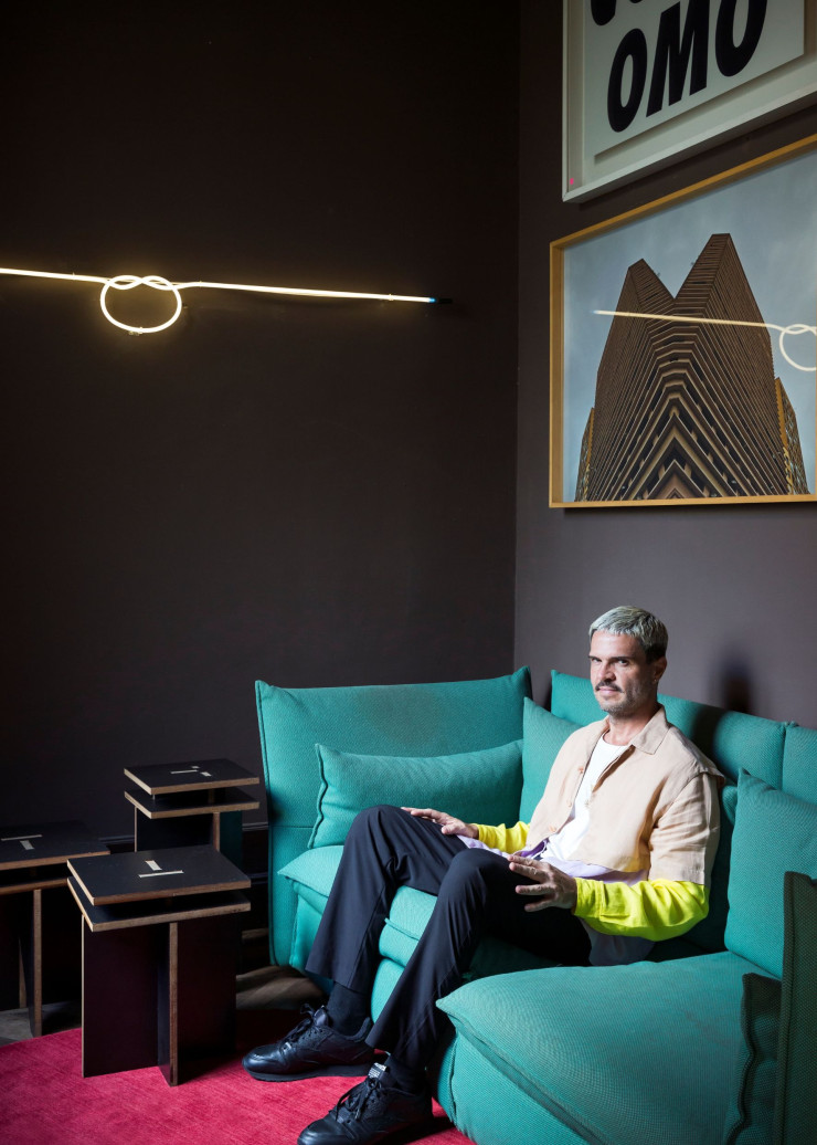 Le designer et architecte Guto Requena dans son studio du Centro.