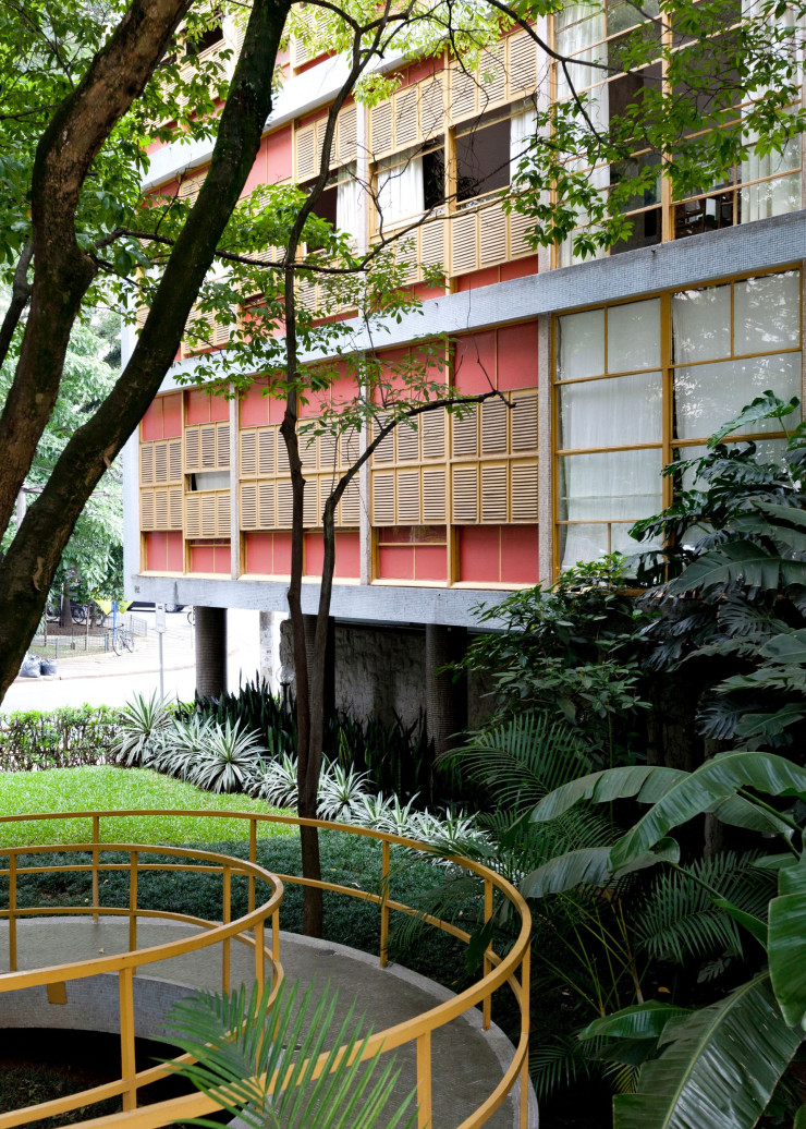 À Higienópolis, l’immeuble Louveira (1946), signé João Batista Vilanova Artigas et Carlos Cascaldi, abrite le studio de Walmor Corrêa dont les œuvres tapissent les ascenseurs du Rosewood, cette icône du modernisme tropical.
